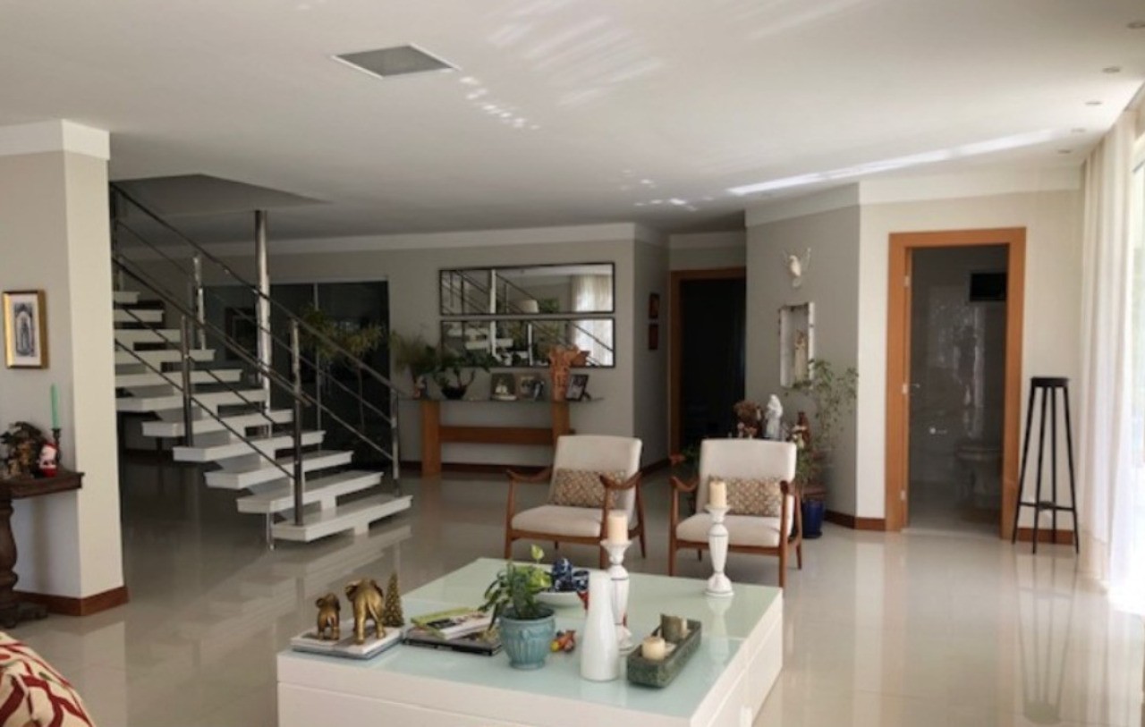 Casa à Venda em Lauro de Freitas-BA, Bairro Portão: 4 Quartos, 4 Suítes, 7 Banheiros, 1.300m²!